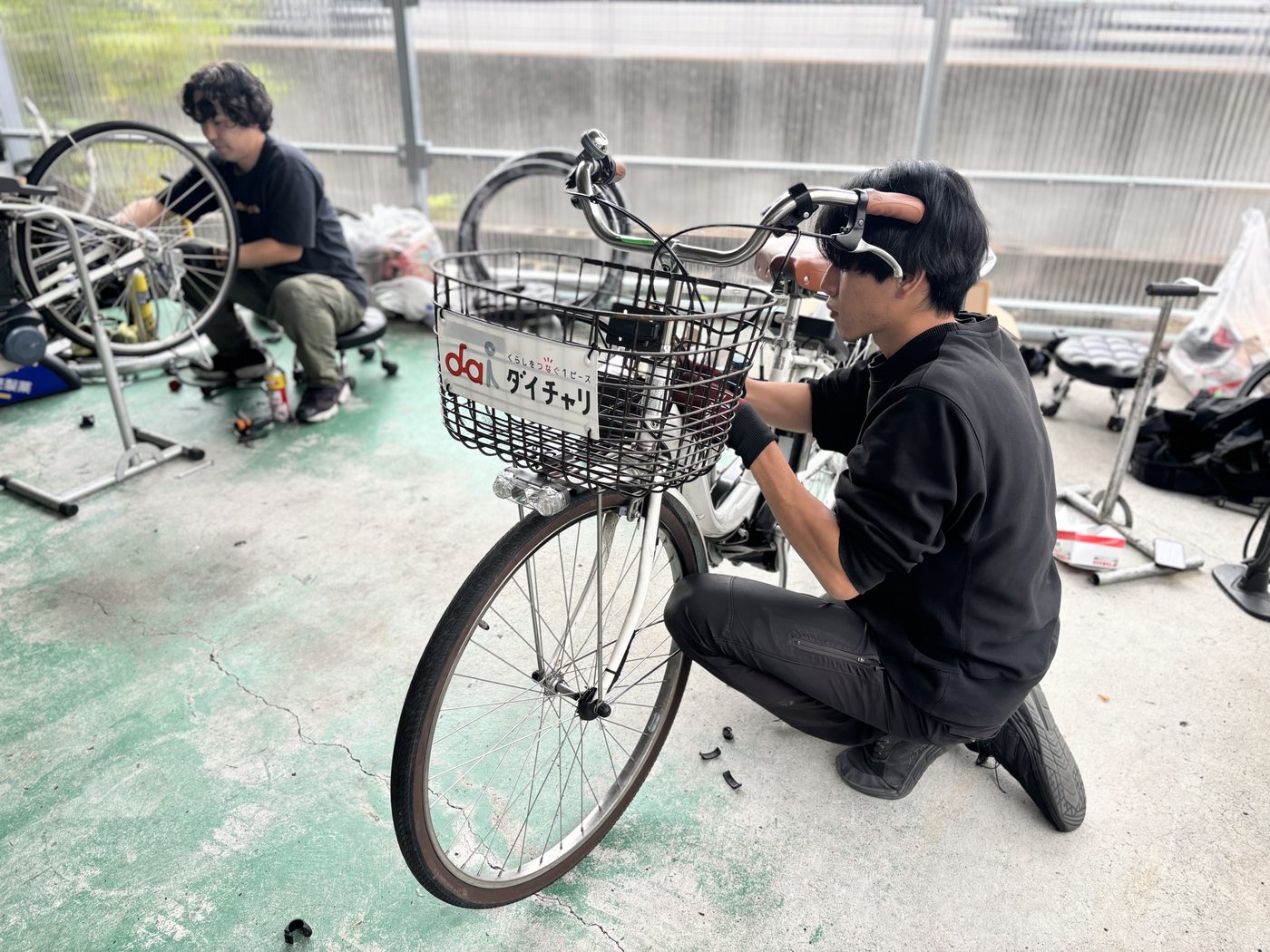 シェアサイクル車両の整備保守の様子