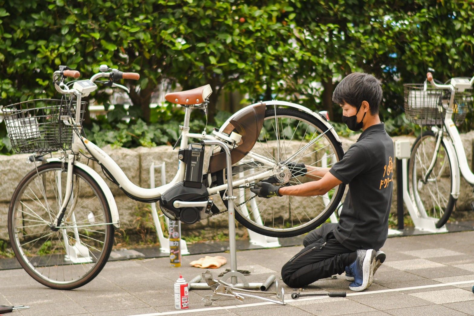 ドクターペダルのスタッフが現地で電動アシスト自転車を整備する様子